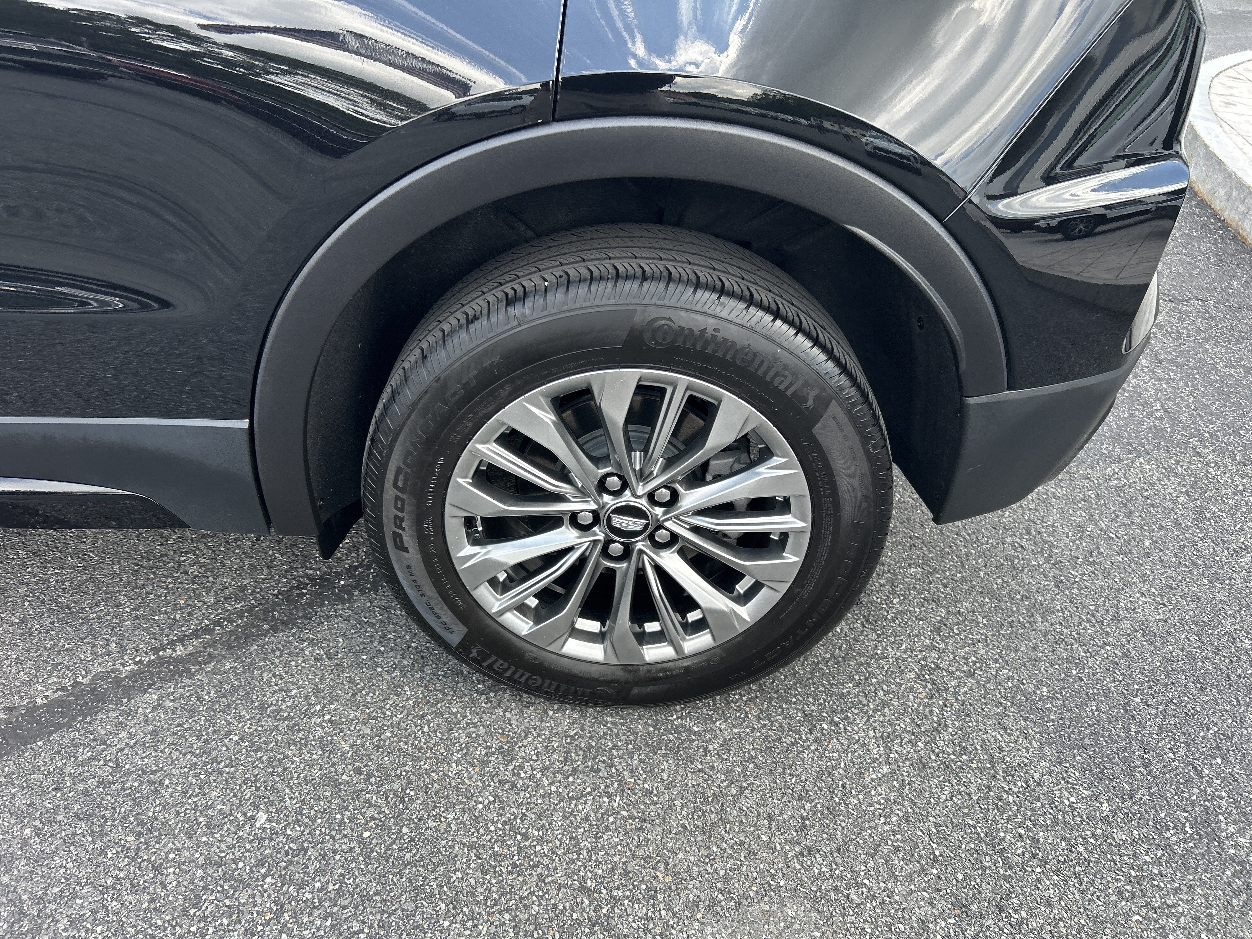 Certified 2025 Cadillac XT4 Premium Luxury w/ Cold Weather Package AWD/4WD image 5