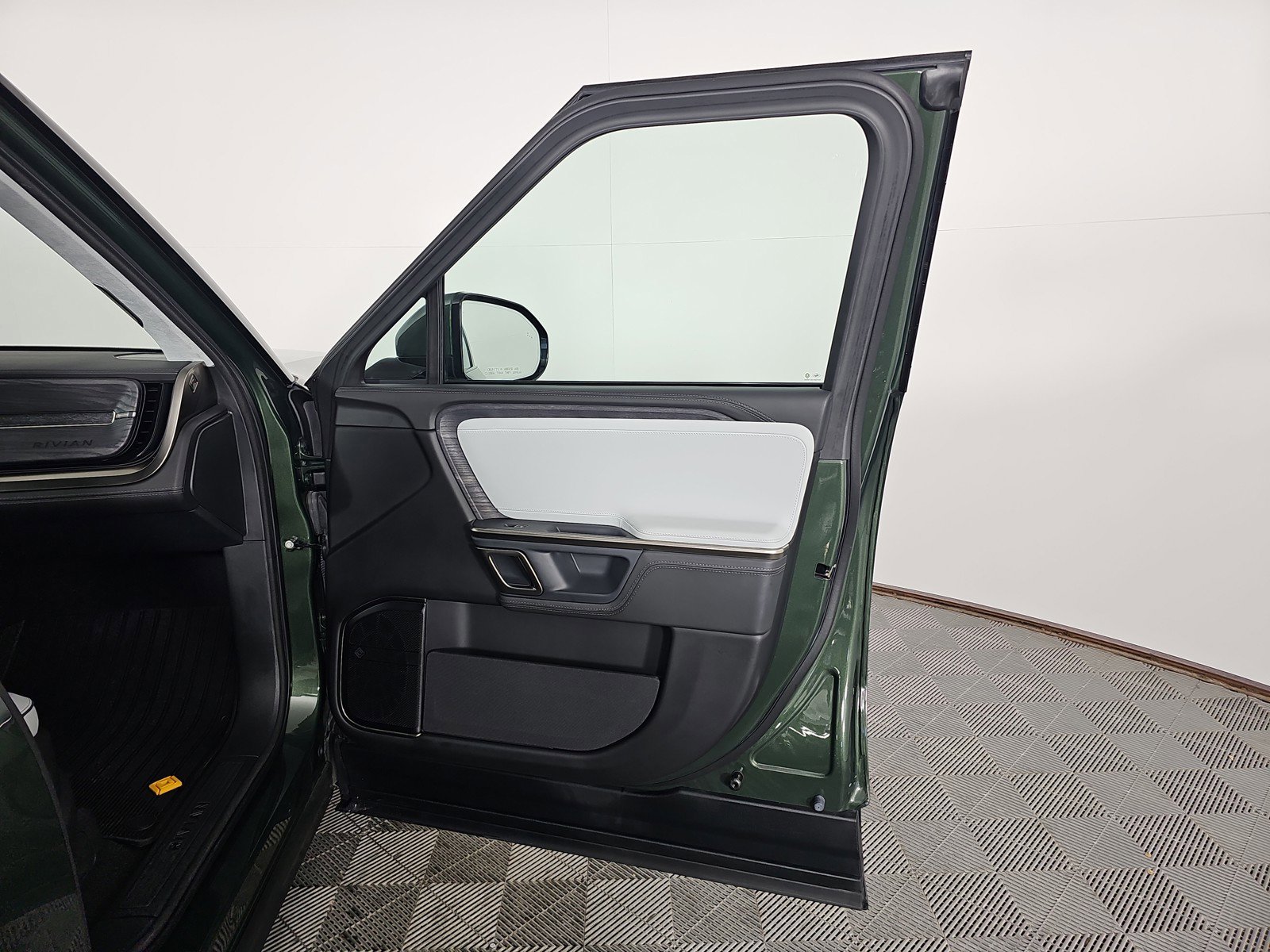 Used 2023 Rivian R1S Adventure AWD/4WD image 18