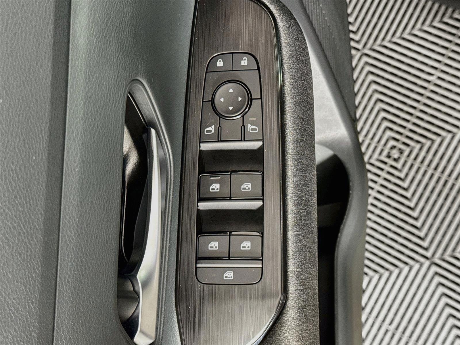 Certified 2025 Nissan Kicks SV FWD image 18