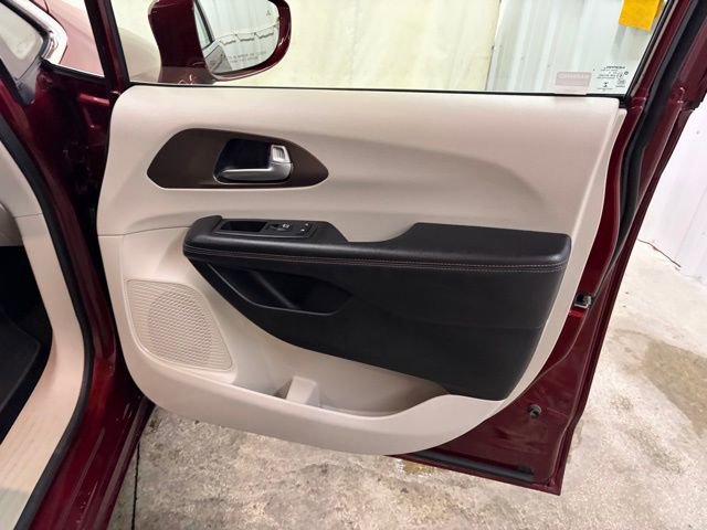 Used 2018 Chrysler Pacifica Touring-L FWD image 26