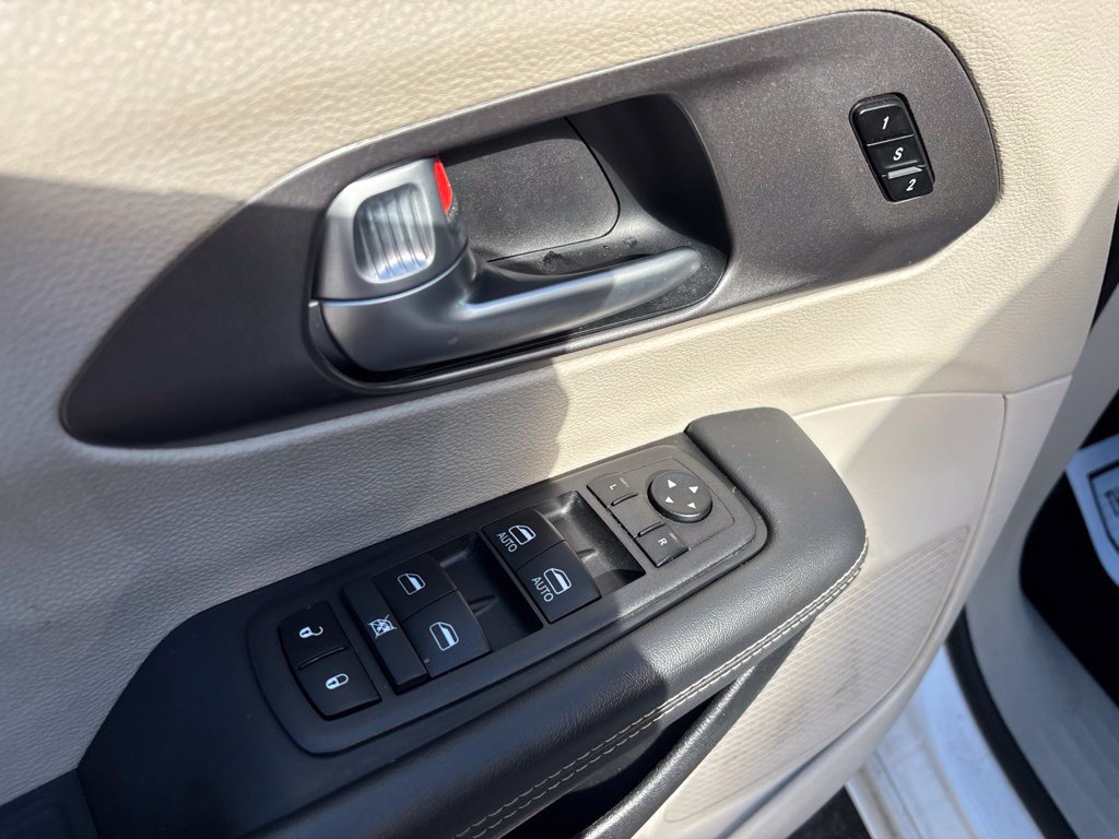 Used 2024 Chrysler Pacifica Touring-L FWD image 19