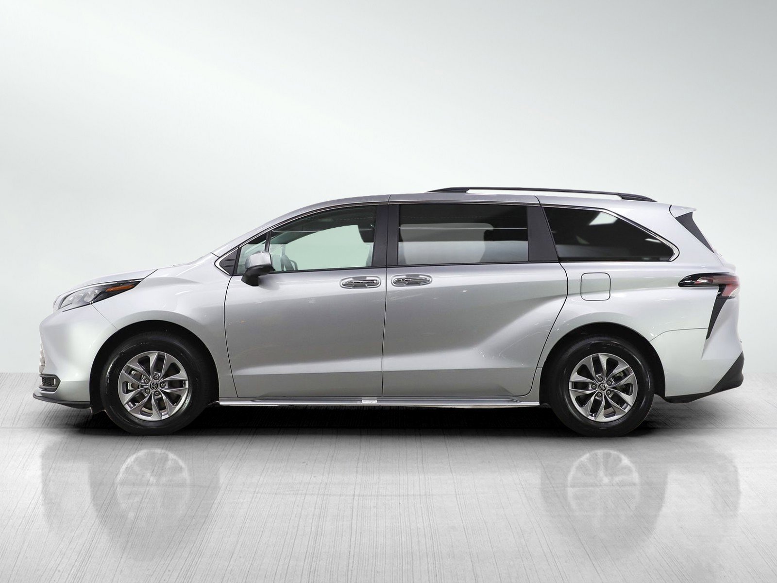 Used 2025 Toyota Sienna XLE image 2