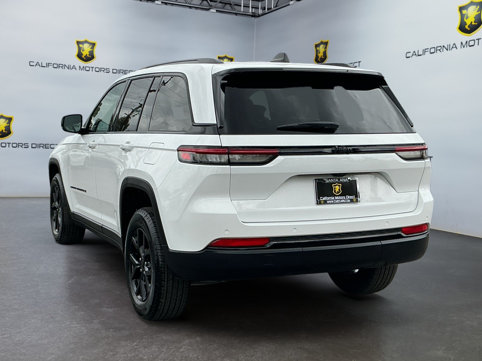 Used 2025 Jeep Grand Cherokee Altitude RWD image 7