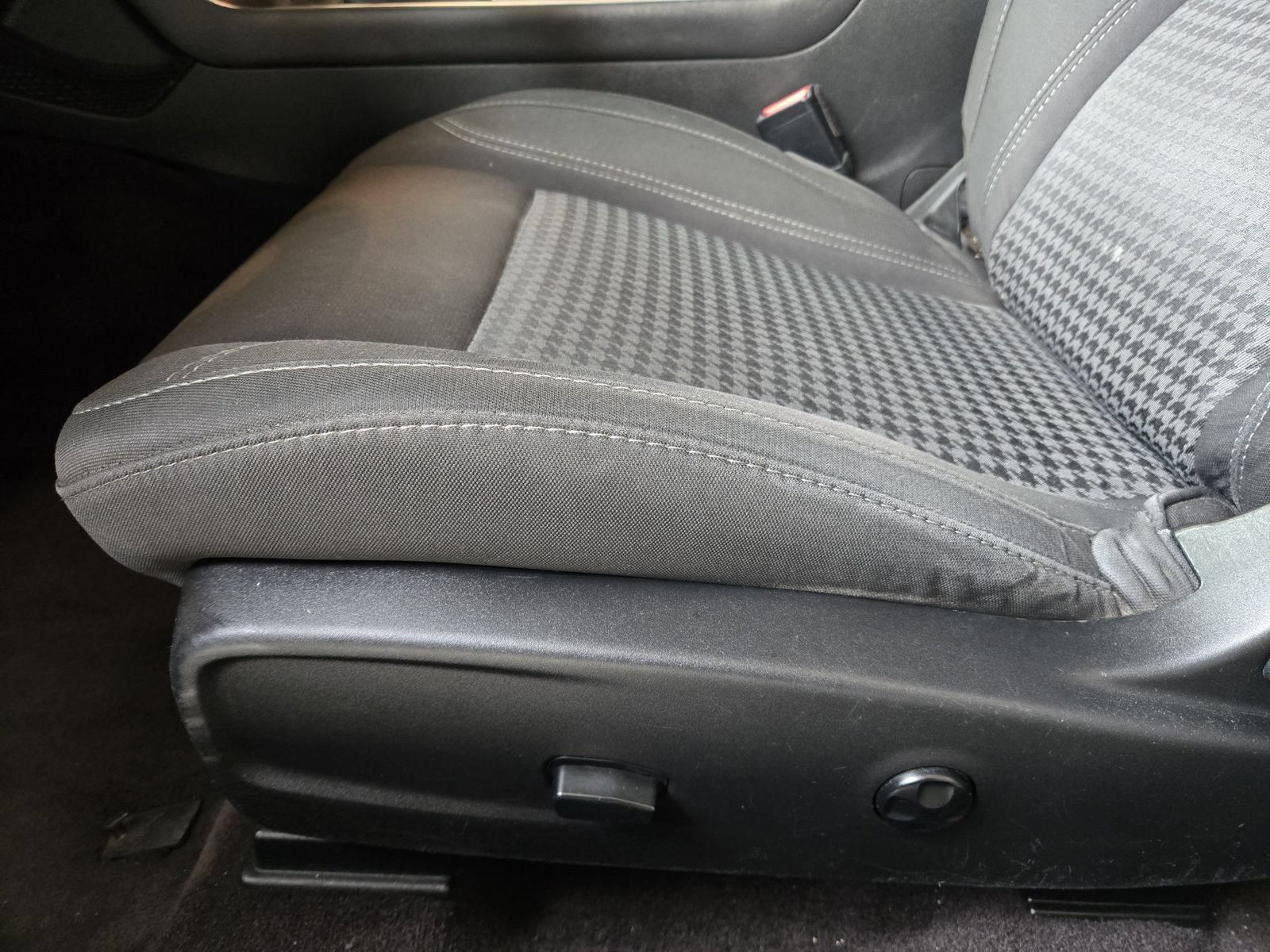 Used 2018 Dodge Challenger SXT RWD image 24