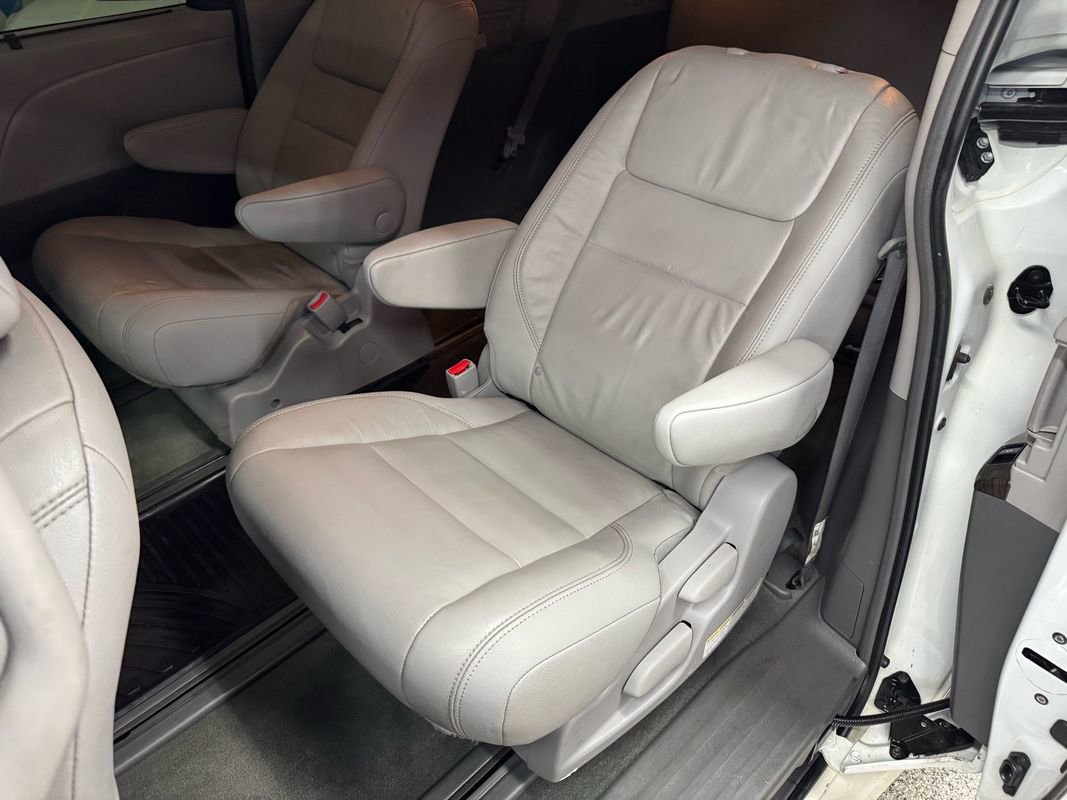 Used 2018 Toyota Sienna XLE Premium AWD/4WD image 13