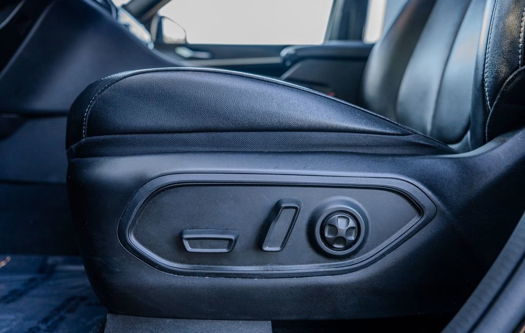 Used 2024 Jeep Grand Cherokee L Limited w/ Luxury Tech Group II image 17