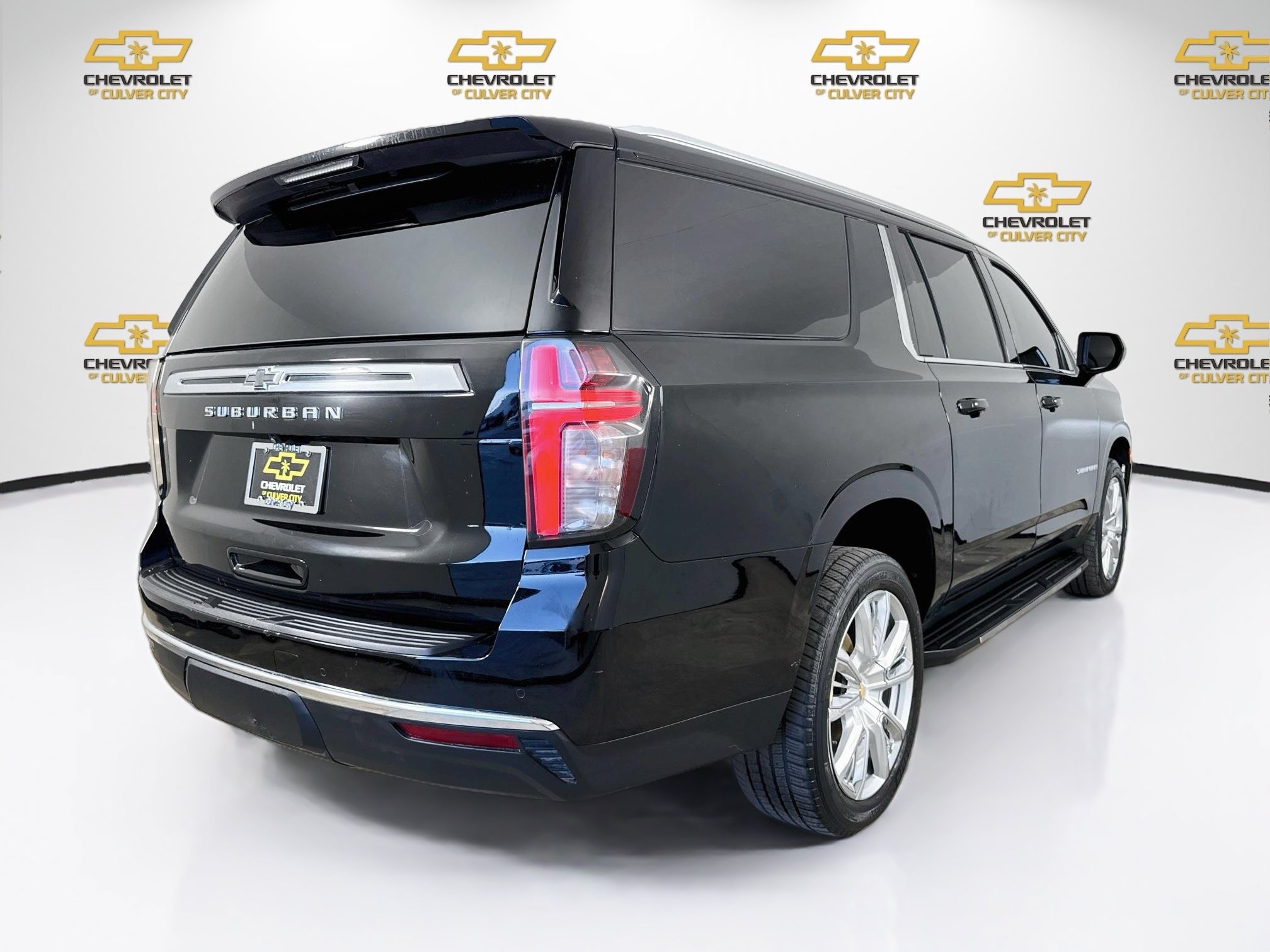 Used 2023 Chevrolet Suburban LS RWD image 8