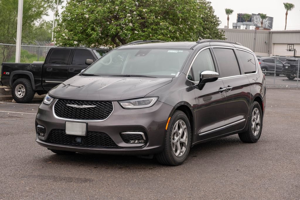Used 2023 Chrysler Pacifica Limited FWD image 3
