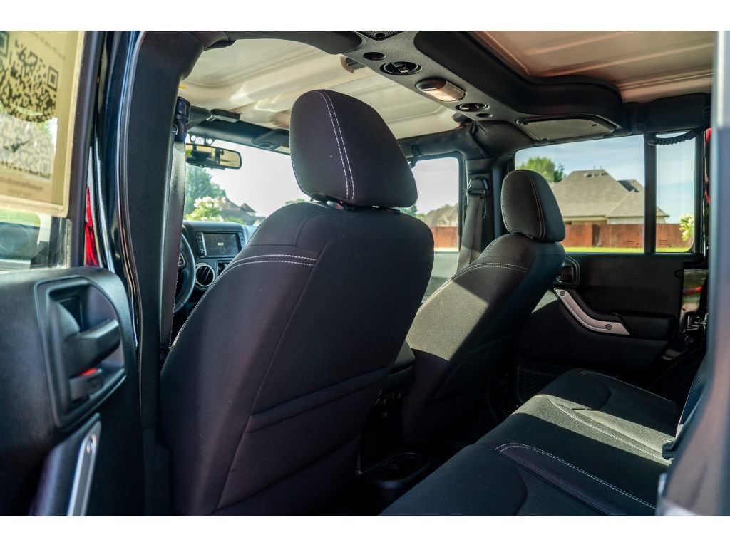 Used 2017 Jeep Wrangler Unlimited Sahara w/ Connectivity Group AWD/4WD image 12