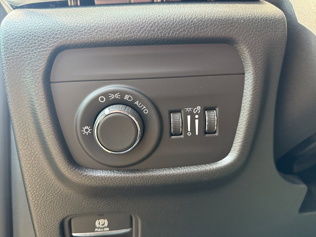 New 2025 Jeep Grand Cherokee Altitude image 21