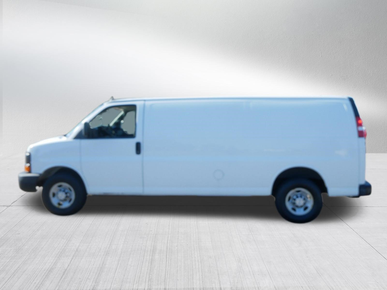 Used 2016 Chevrolet Express 3500 Extended RWD image 4