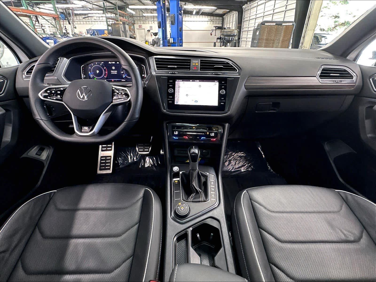 Used 2023 Volkswagen Tiguan SEL R-Line AWD/4WD image 10