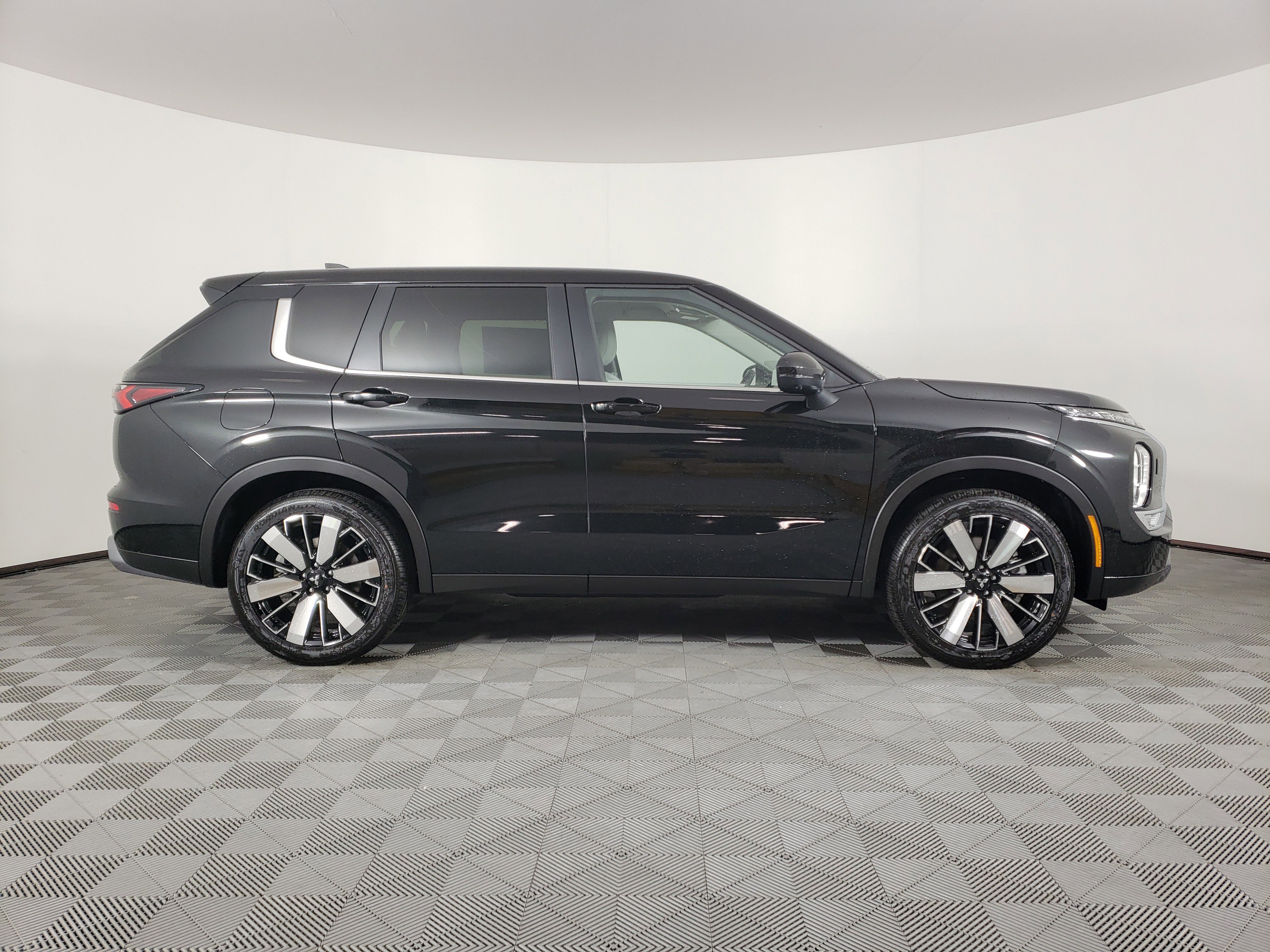 New 2025 Mitsubishi Outlander SE image 5