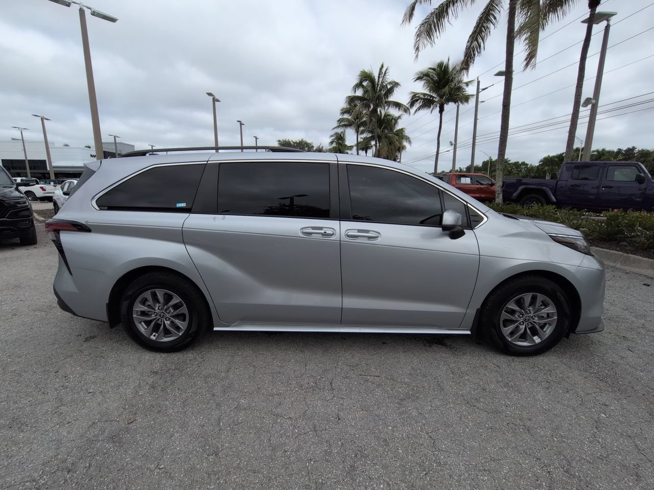 Used 2022 Toyota Sienna LE AWD/4WD image 4