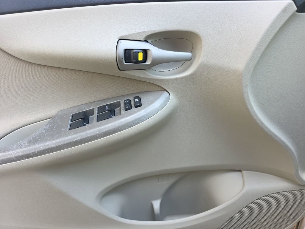 Used 2013 Toyota Corolla LE FWD image 14