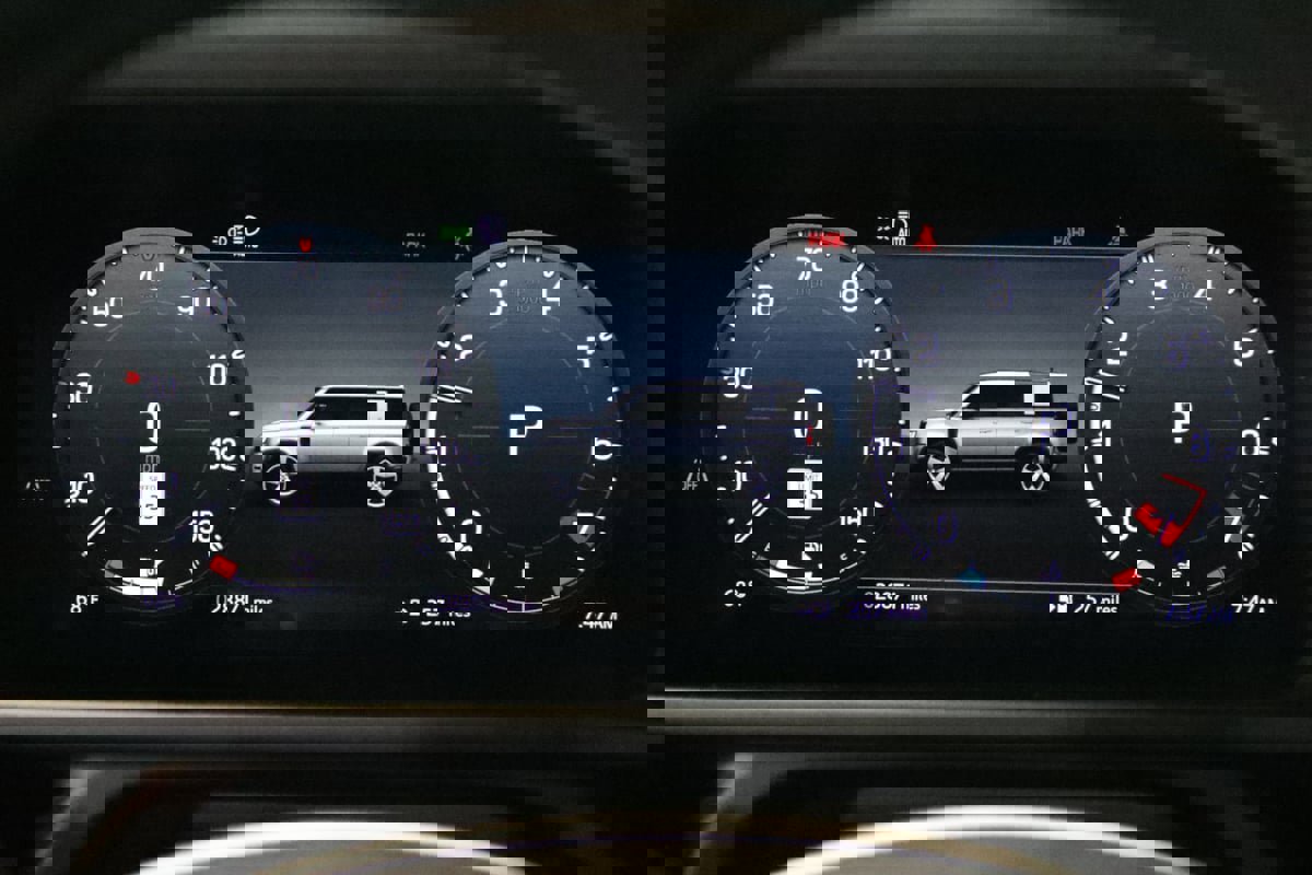 Used 2025 Land Rover Defender 110 S image 44