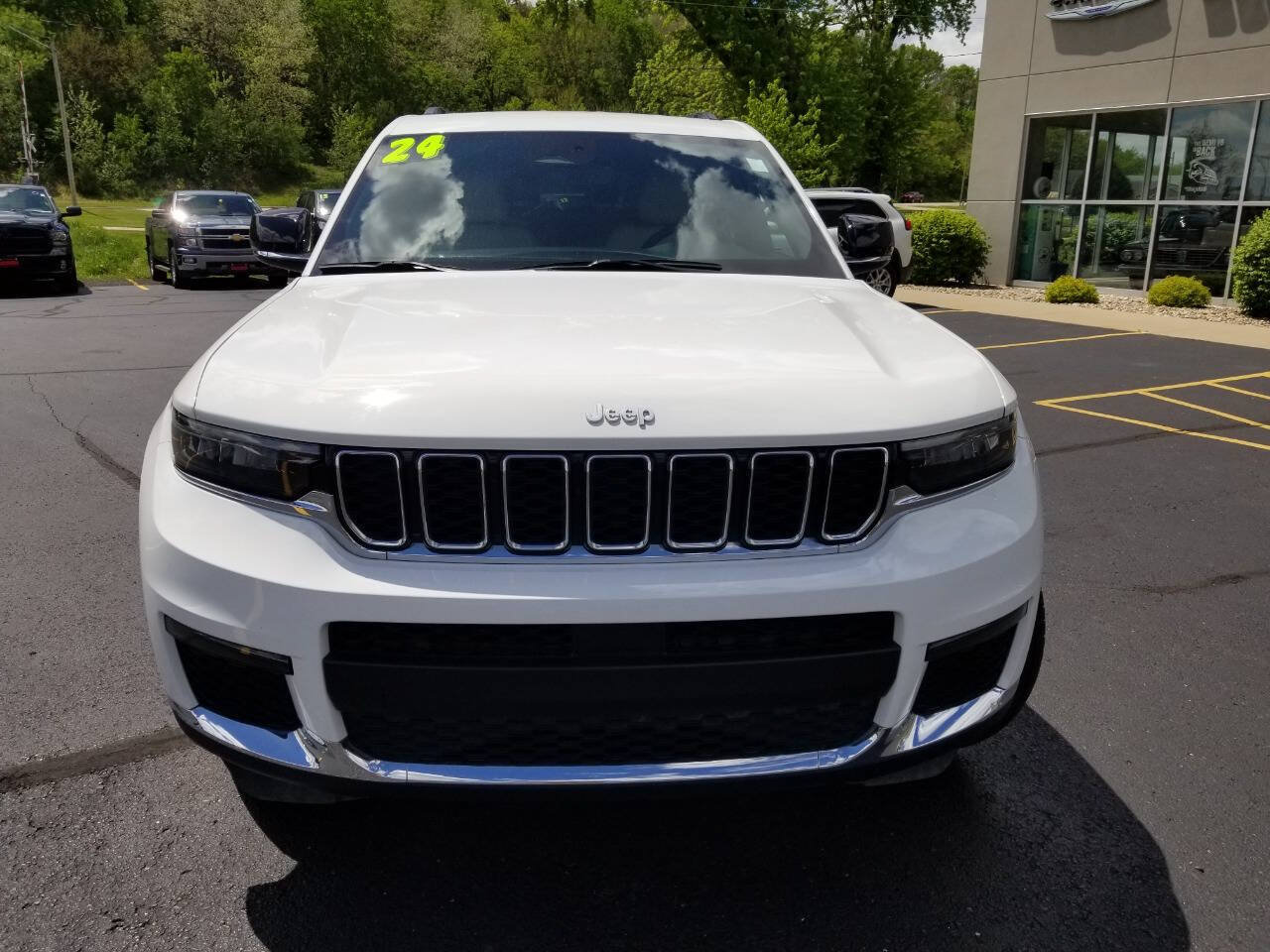 Used 2024 Jeep Grand Cherokee L Limited w/ Trailer Tow Package AWD/4WD image 2