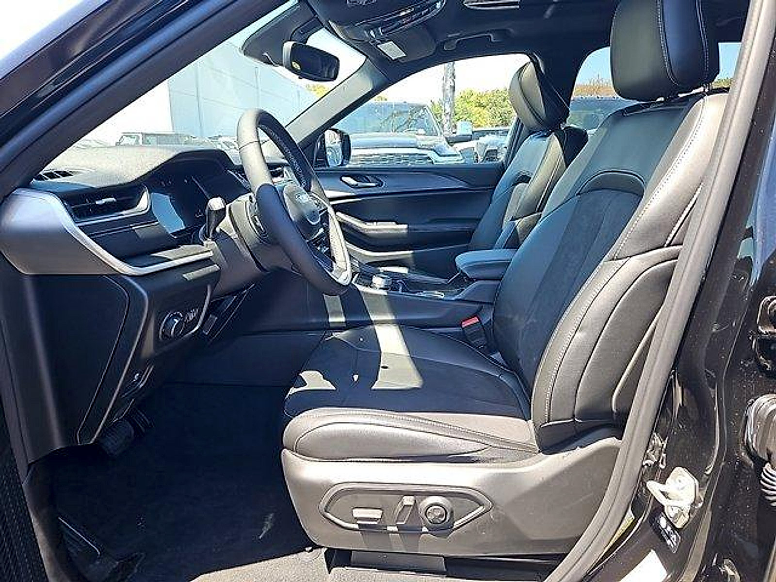 New 2024 Jeep Grand Cherokee L Altitude RWD image 11