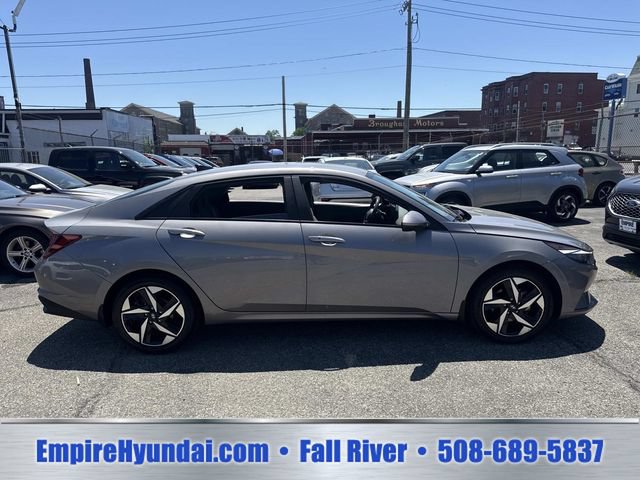 Used 2023 Hyundai Elantra SEL w/ Convenience Package FWD image 3