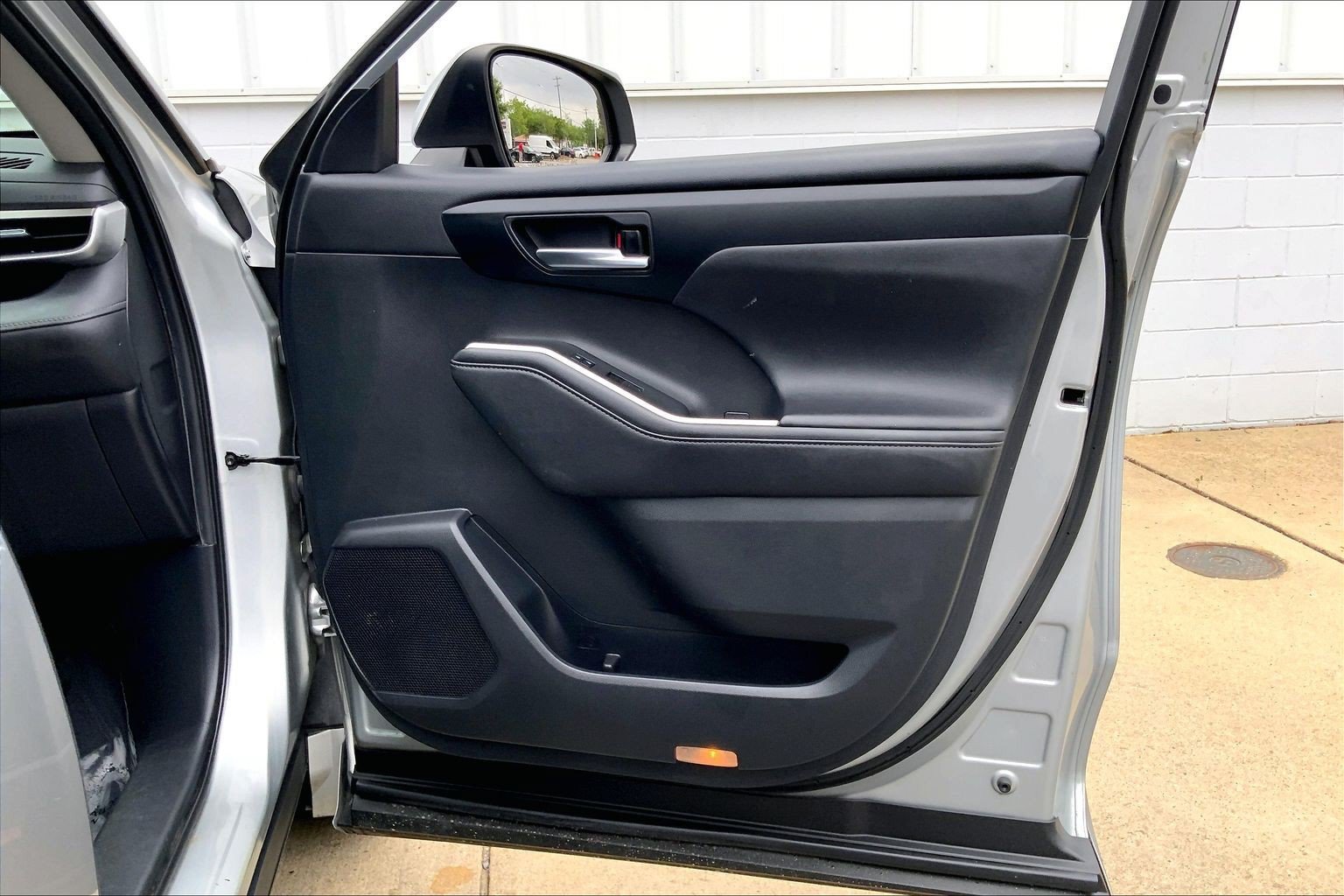 Used 2021 Toyota Highlander XLE FWD image 29