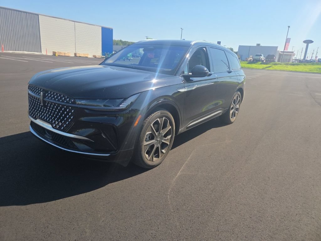Used 2024 Lincoln Nautilus Reserve w/ Equipment Group 202A AWD/4WD image 3