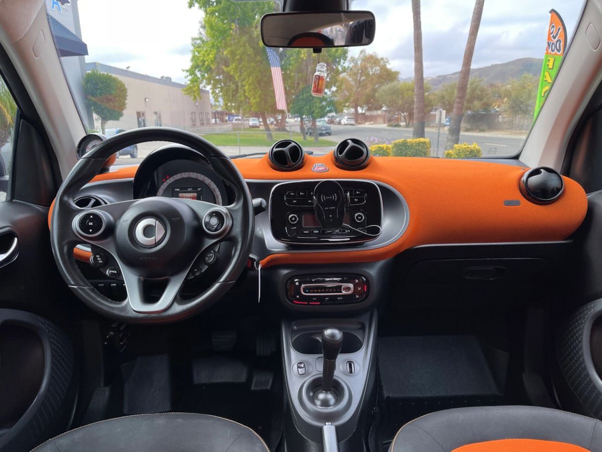 Used 2016 smart fortwo pure RWD image 15