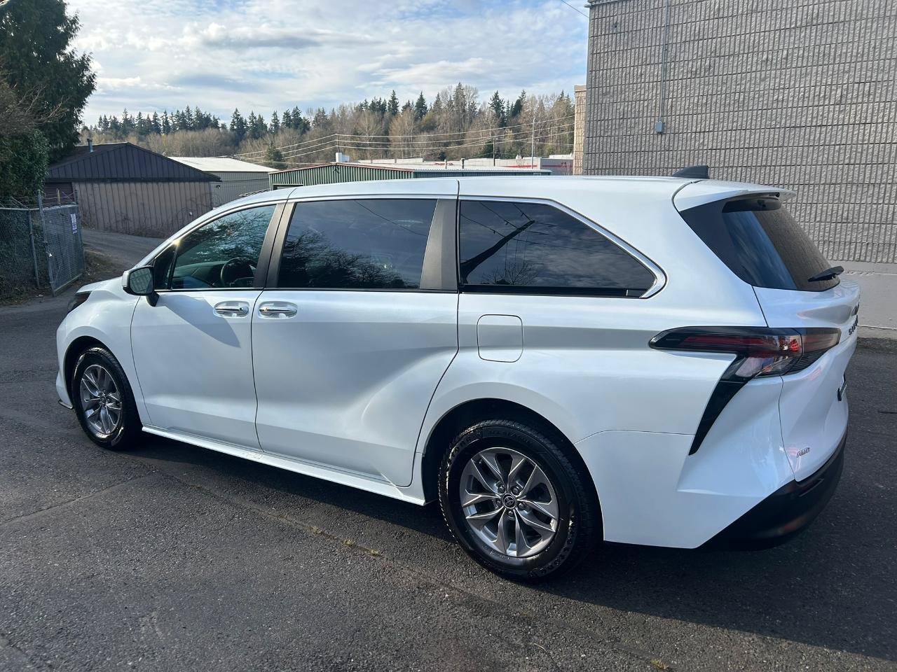 Used 2023 Toyota Sienna XLE AWD/4WD image 7