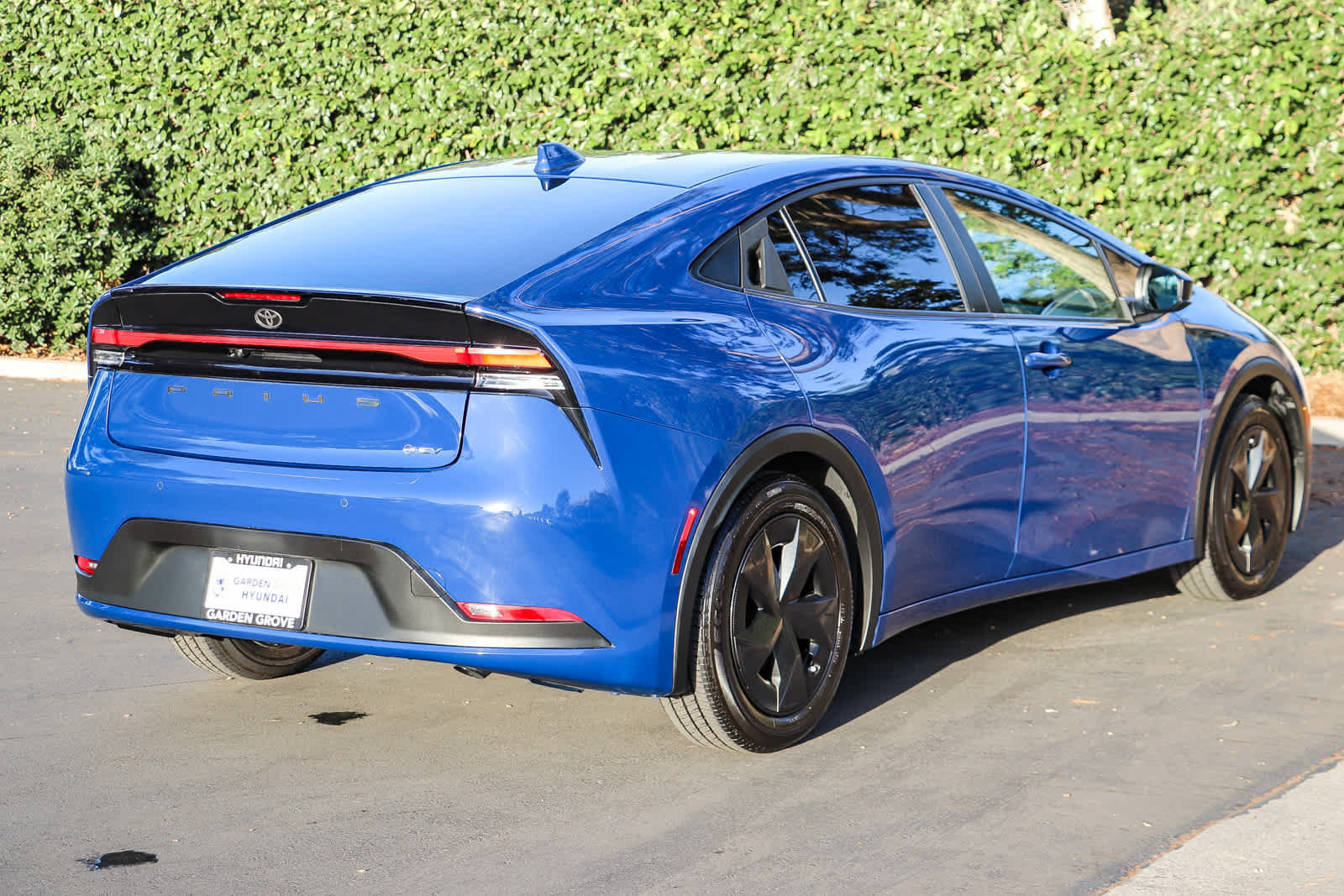 Used 2024 Toyota Prius LE FWD image 6