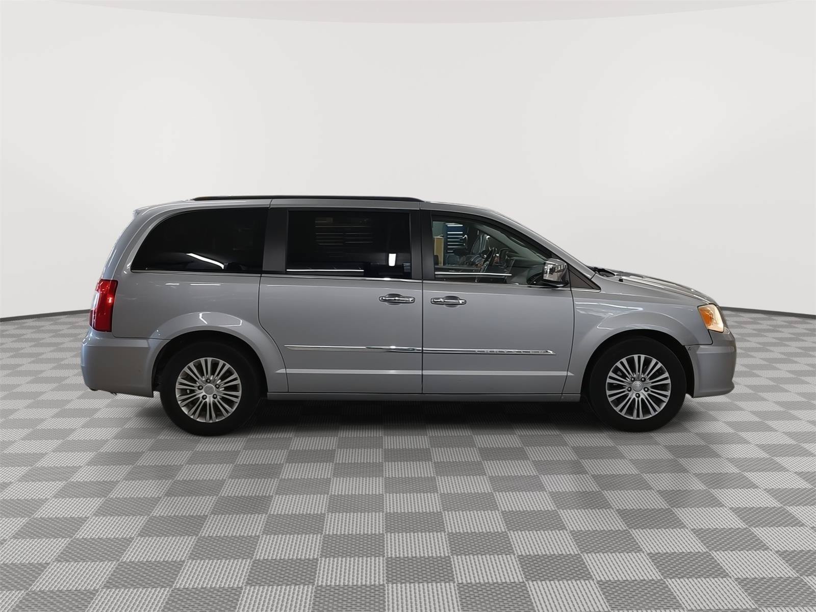 Used 2014 Chrysler Town & Country Touring-L w/ Trailer Tow Group FWD image 27