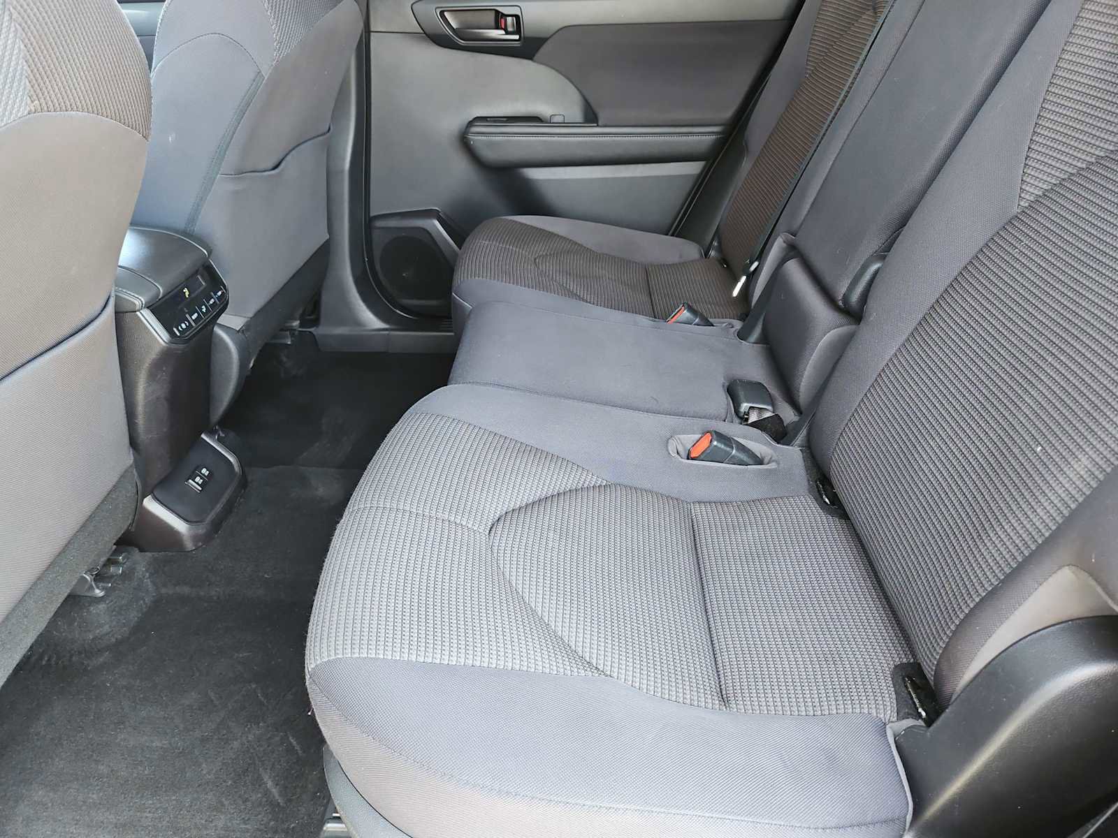 Used 2020 Toyota Highlander LE image 20