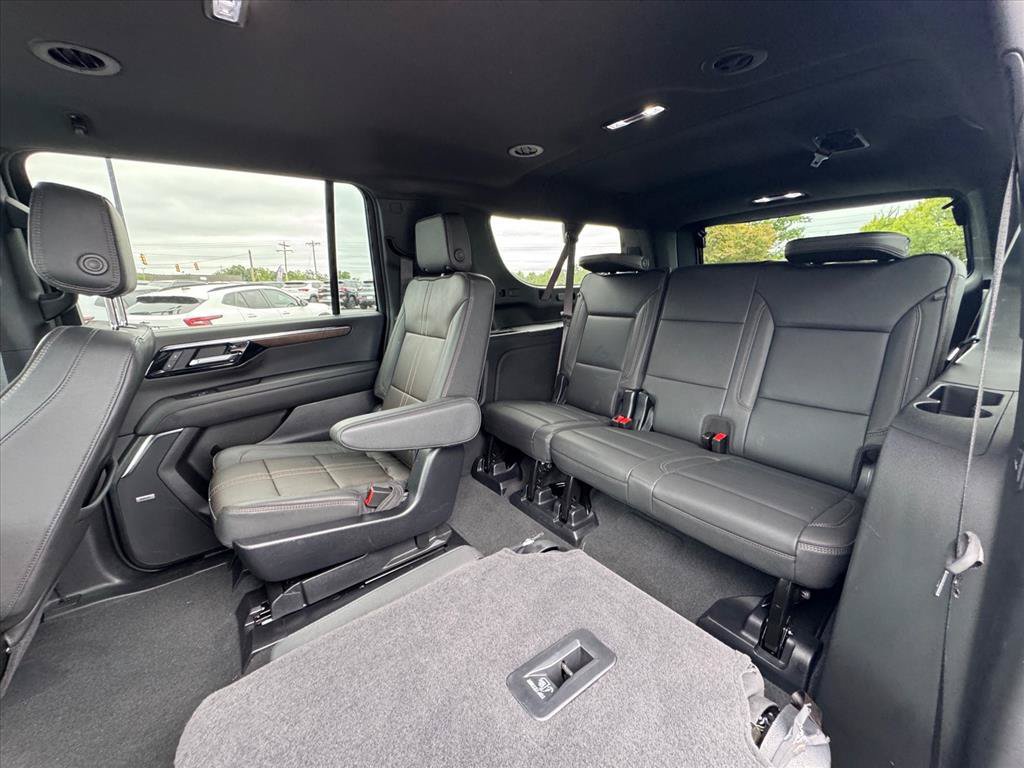 Used 2025 Chevrolet Suburban High Country AWD/4WD image 13