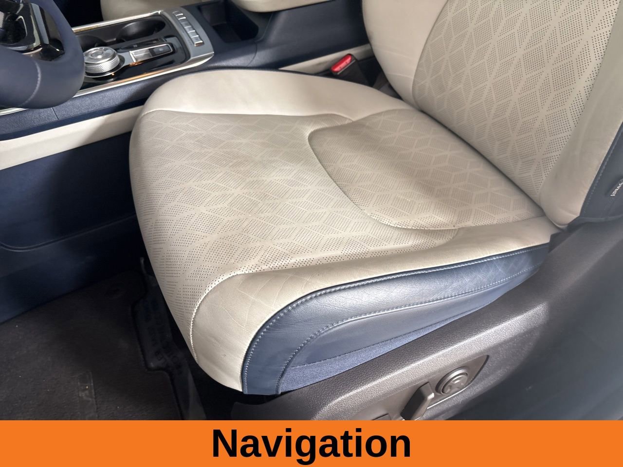 Used 2025 Kia Carnival EX image 9