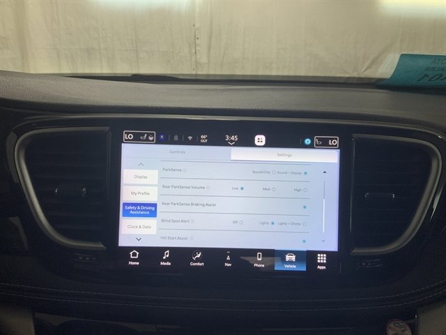 Used 2023 Chrysler Pacifica Limited image 35