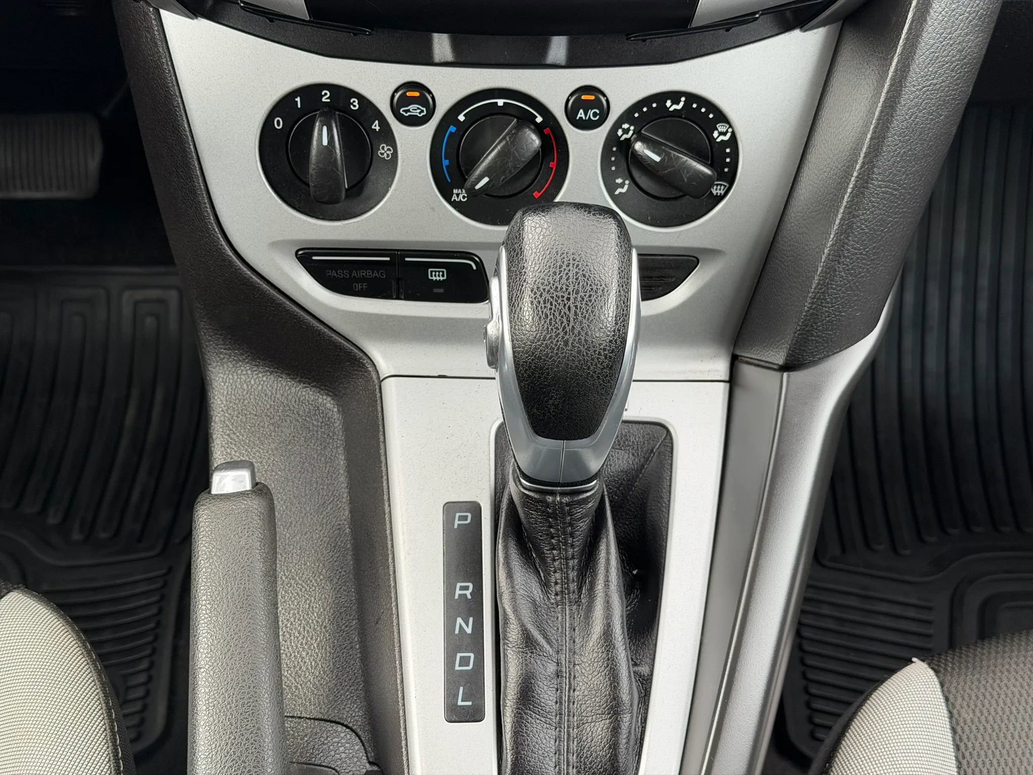 Used 2014 Ford Focus SE w/ SE Sport Package image 26