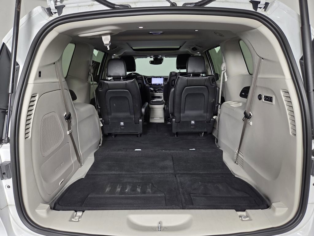 Used 2023 Chrysler Pacifica Limited w/ Uconnect Theater Family Group image 27