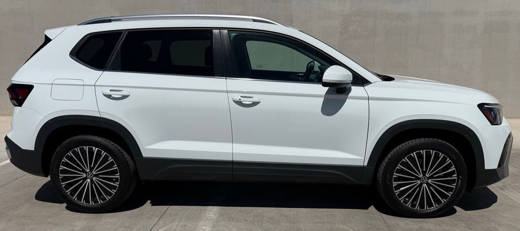 Certified 2025 Volkswagen Taos SE FWD image 4