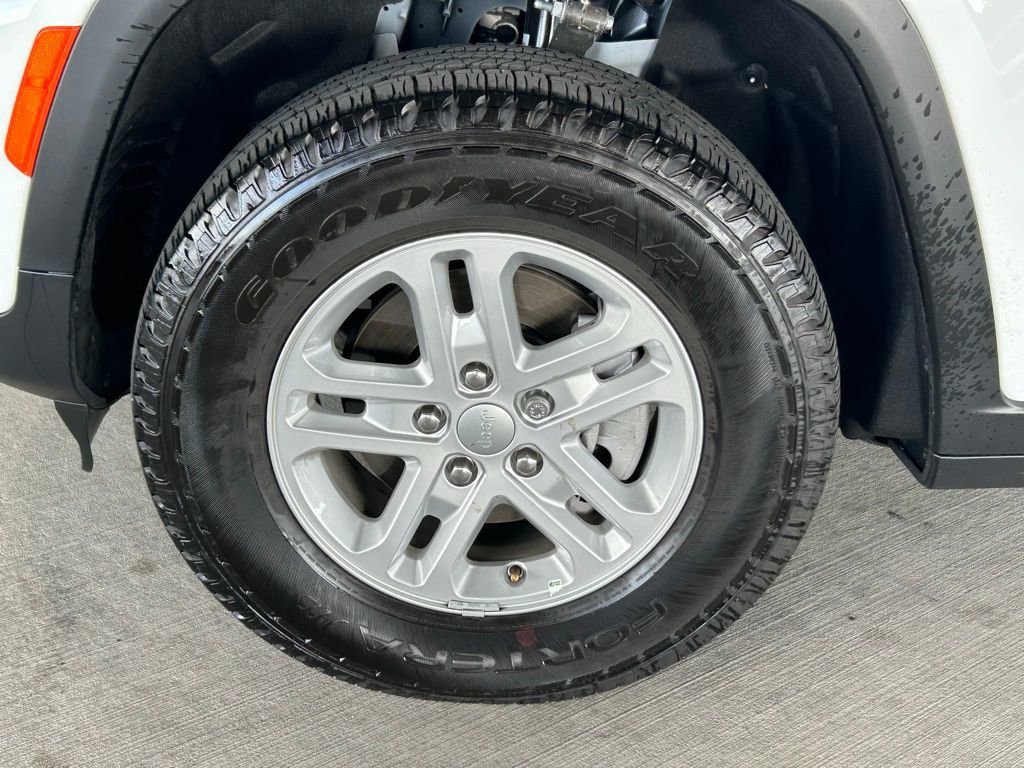 Used 2025 Jeep Grand Cherokee Laredo image 28