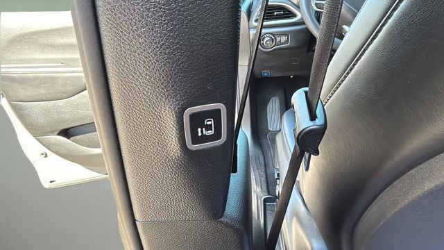 Used 2025 Chrysler Pacifica Select image 40
