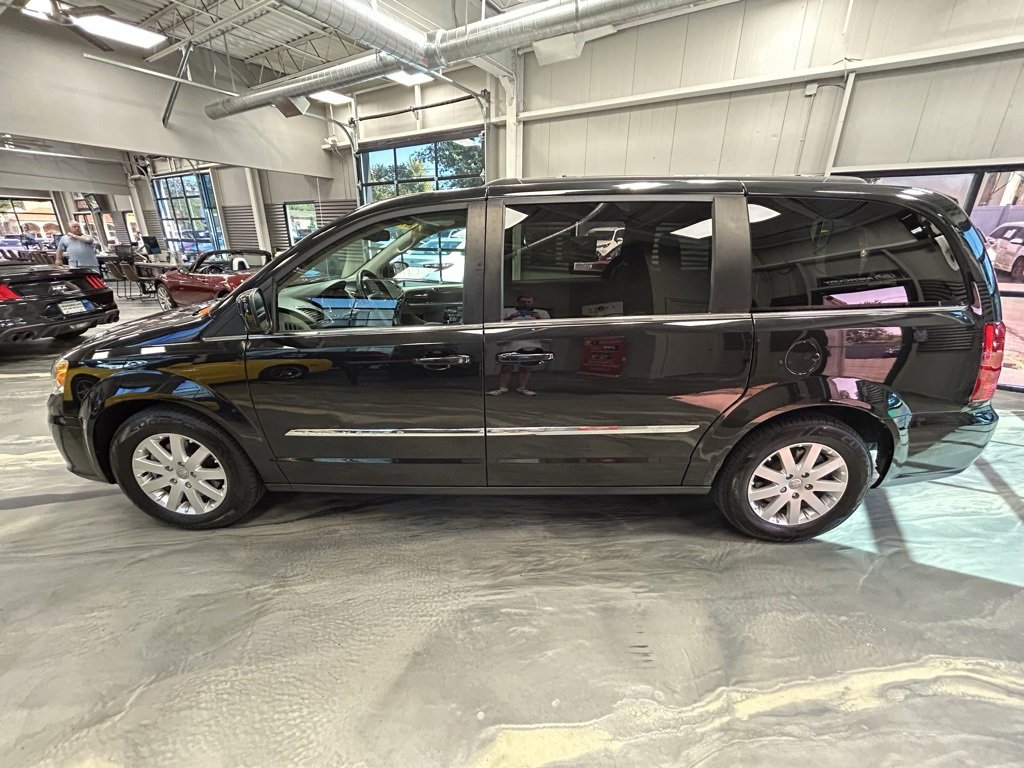 Used 2015 Chrysler Town & Country Touring image 32