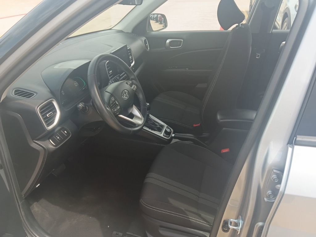 Used 2025 Hyundai Venue SEL FWD image 4