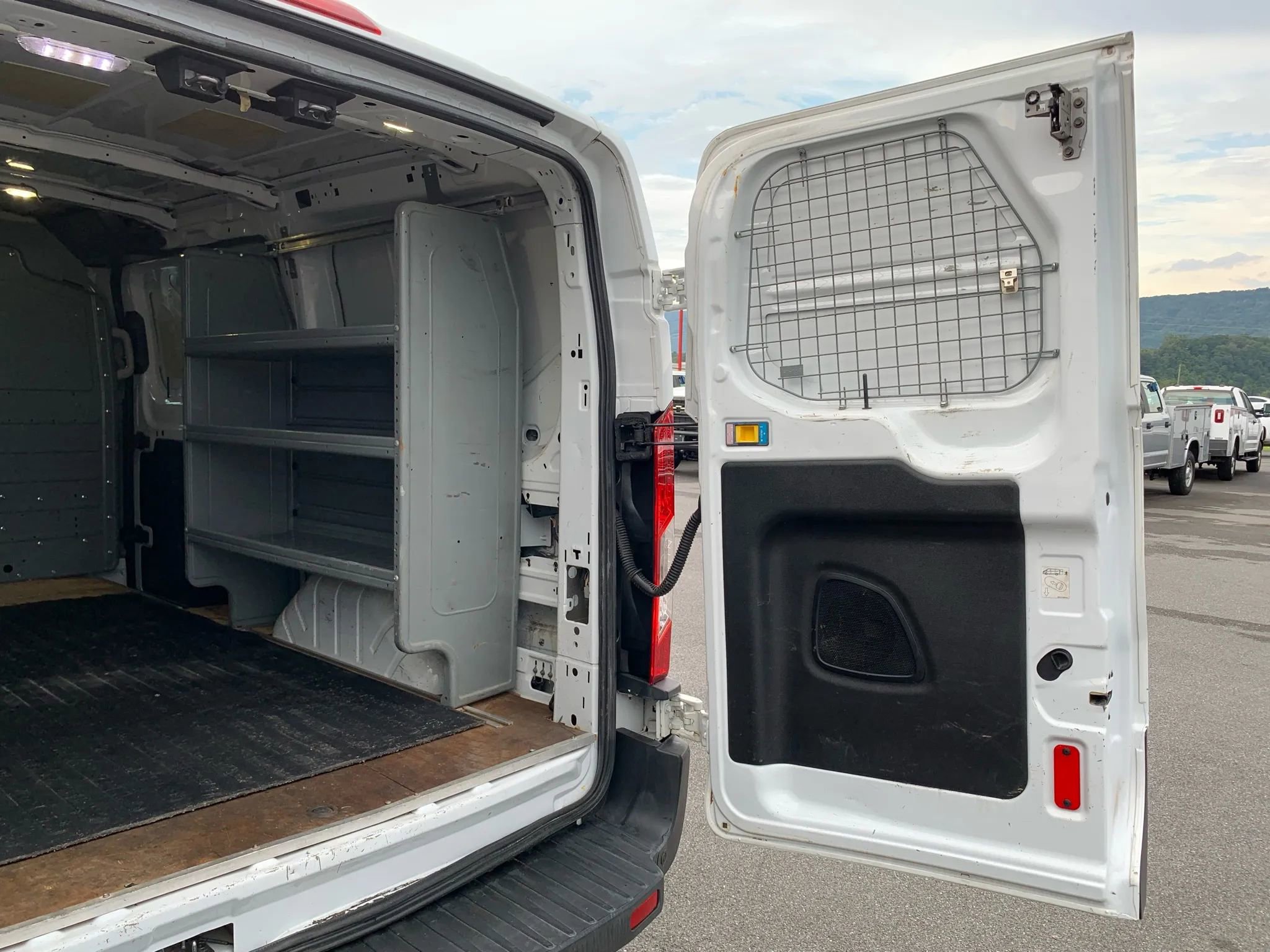 Used 2015 Ford Transit 250 130 Low Roof RWD image 30