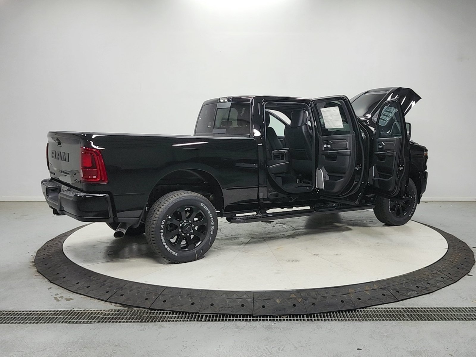 New 2026 RAM 2500 Laramie AWD/4WD image 16