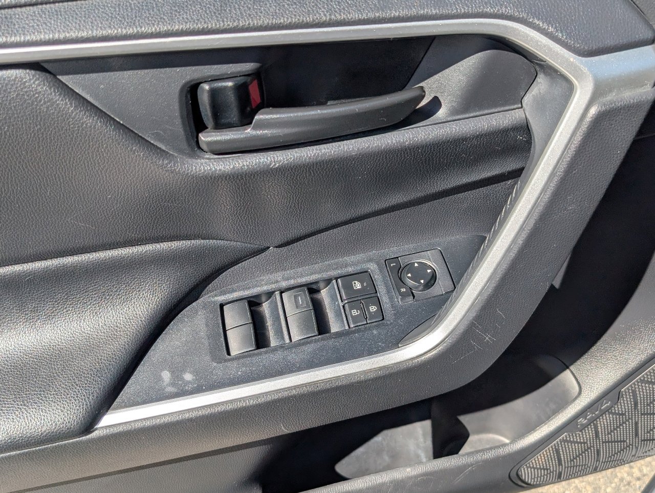 Used 2020 Toyota RAV4 LE image 15