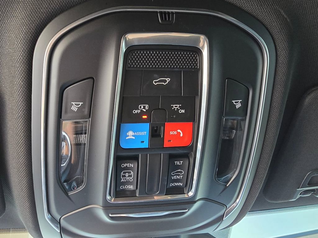 Used 2025 Jeep Grand Cherokee Altitude AWD/4WD image 27