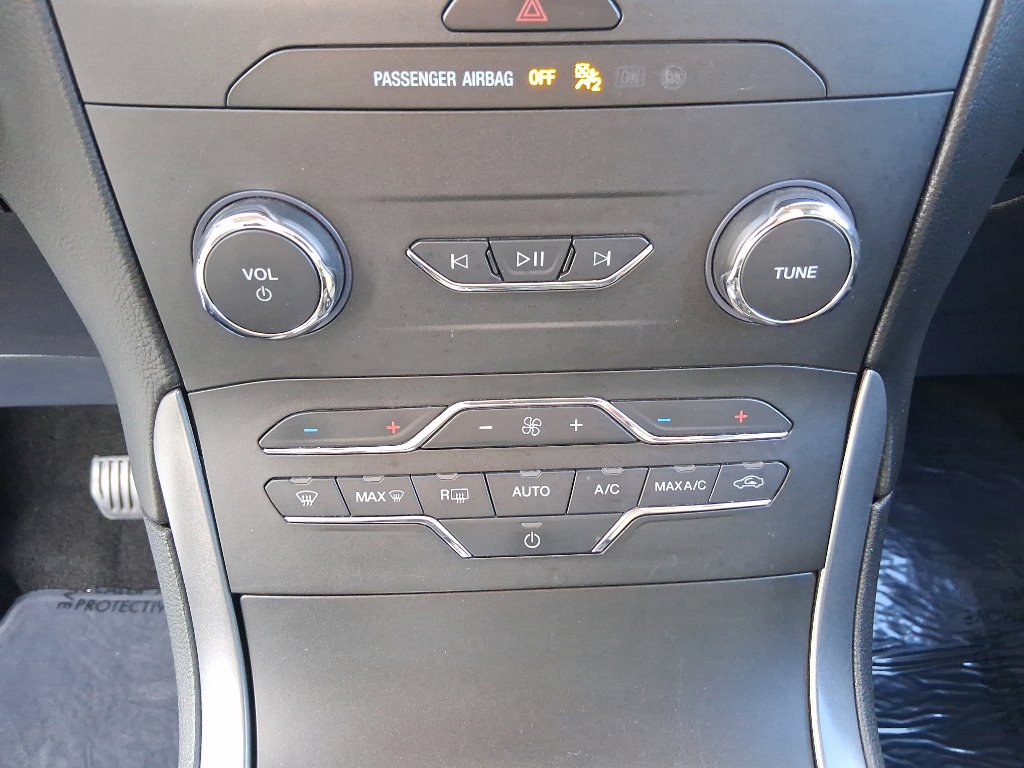 Used 2020 Ford Edge SE image 14