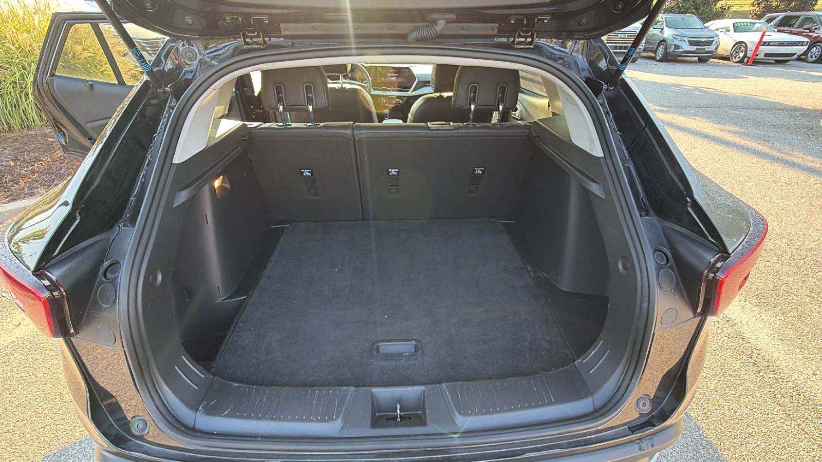 Used 2025 Chevrolet Trax LT FWD image 13