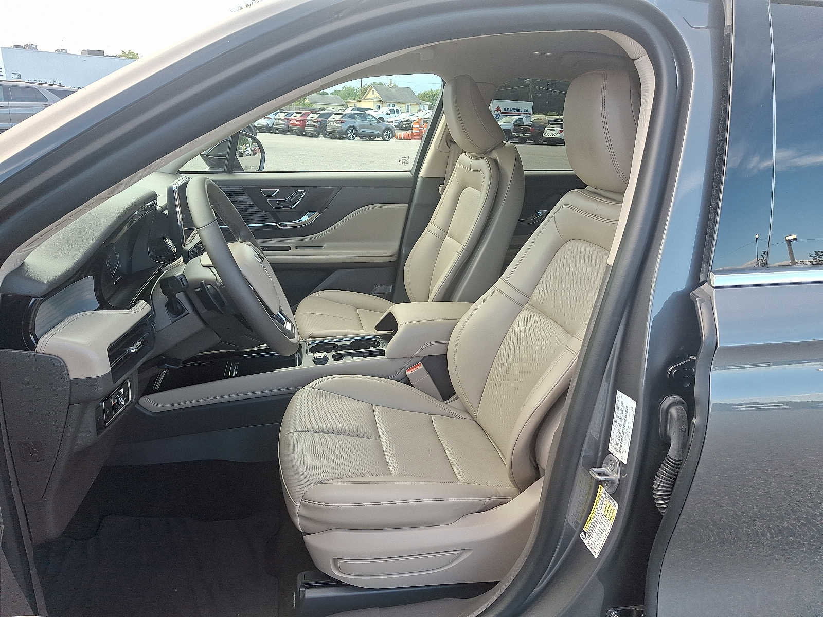 Used 2022 Lincoln Corsair Standard w/ Equipment Group 101A image 14