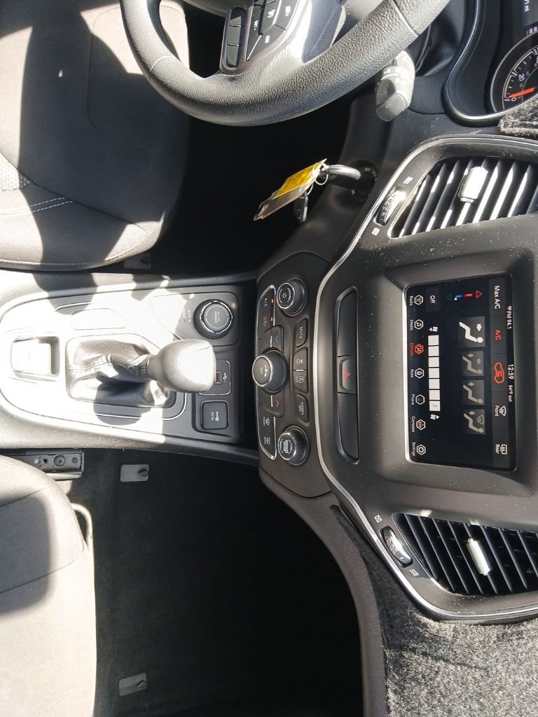 Used 2019 Jeep Cherokee Latitude w/ Popular Appearance Group AWD/4WD image 11