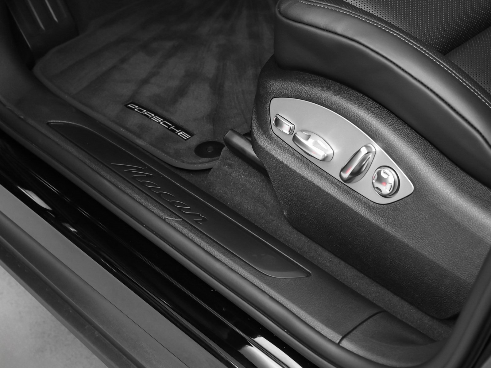 Certified 2025 Porsche Macan image 25