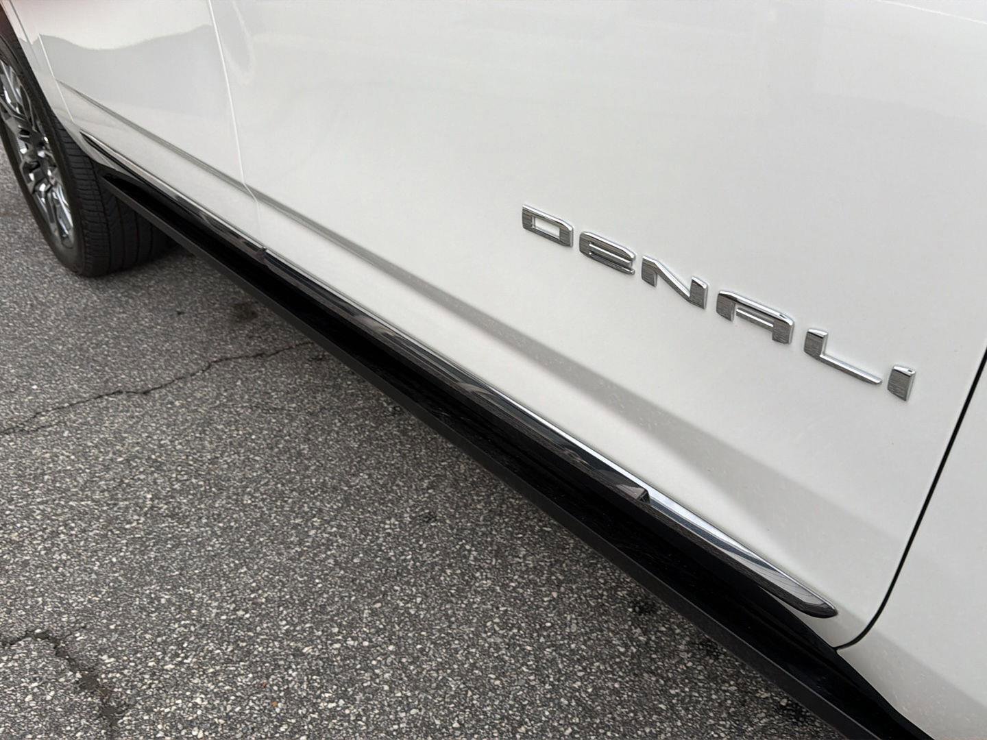 Used 2023 GMC Yukon XL Denali Ultimate AWD/4WD image 6